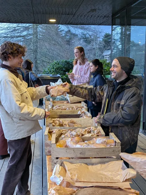 Distribution des paniers devant la Kfêt